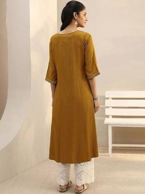 Women embroidered thread work kurta 4