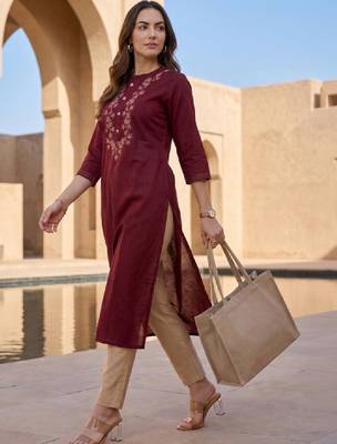 Women ethnic motifs embroidered thread work kurta 1