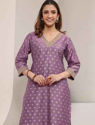 Women ethnic motifs printed chanderi silk kurta 3