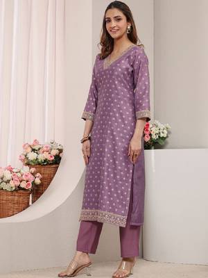 Women ethnic motifs printed chanderi silk kurta 4