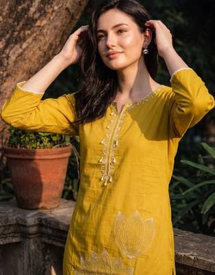 Women embroidered thread work kurta 2