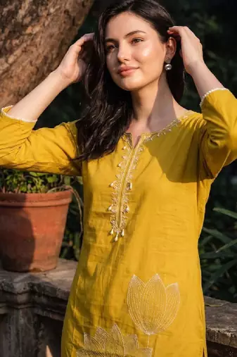 Women embroidered thread work kurta
