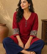 Women ethnic motifs kurta