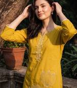 Women ethnic motifs embroidered thread work kurta