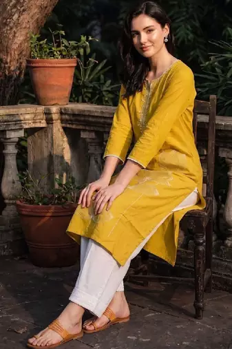 Women ethnic motifs embroidered thread work kurta