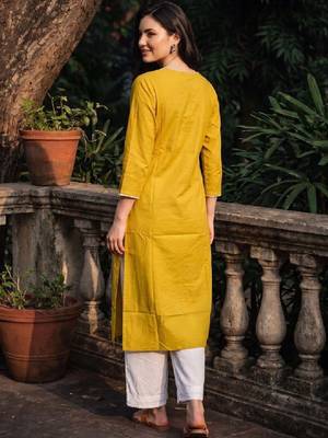 Women ethnic motifs embroidered thread work kurta 3