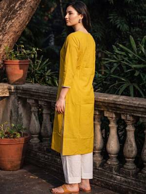 Women ethnic motifs embroidered thread work kurta 4