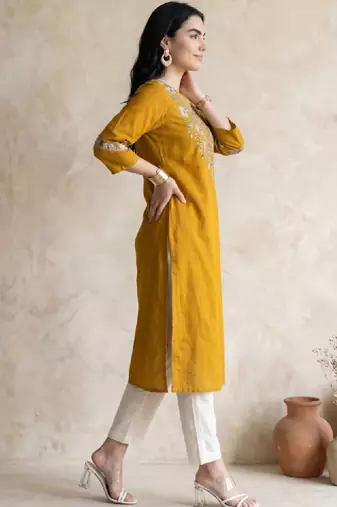 Women floral embroidered thread work kurta