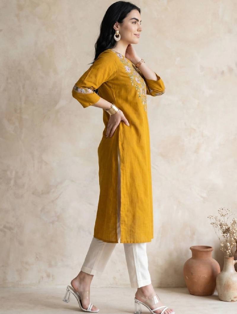 Women floral embroidered thread work kurta