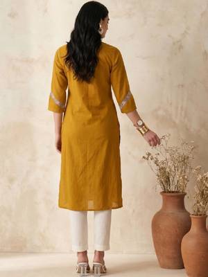 Women floral embroidered thread work kurta 3
