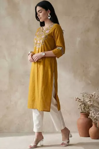 Women floral embroidered thread work kurta