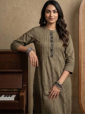 Women ethnic motifs embroidered thread work kurta 1