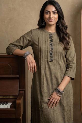 Women ethnic motifs embroidered thread work kurta