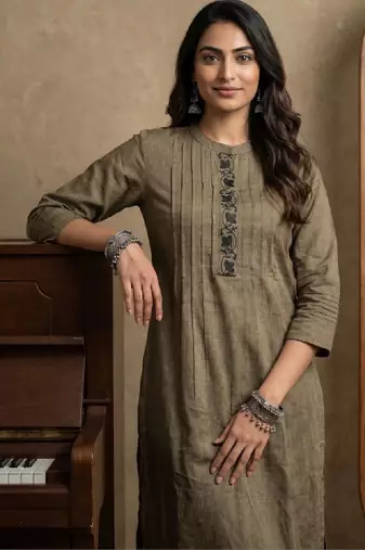 Women ethnic motifs embroidered thread work kurta
