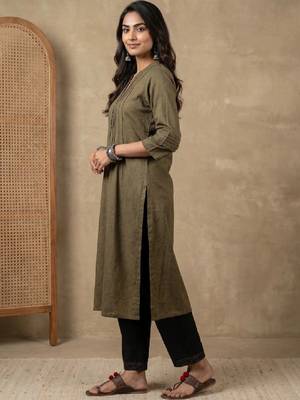 Women ethnic motifs embroidered thread work kurta 2