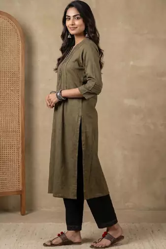 Women ethnic motifs embroidered thread work kurta