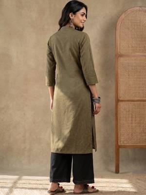Women ethnic motifs embroidered thread work kurta 3