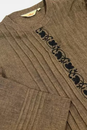Women ethnic motifs embroidered thread work kurta