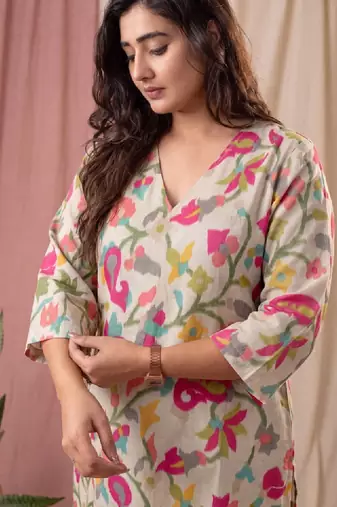Women floral printed floral kurta