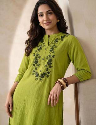 Women ethnic motifs embroidered thread work kurta 2