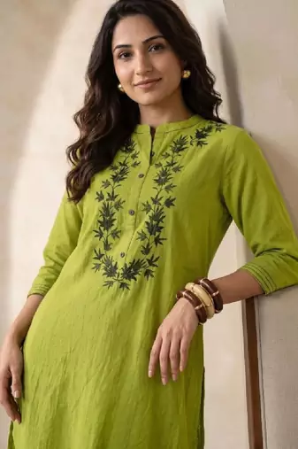 Women ethnic motifs embroidered thread work kurta