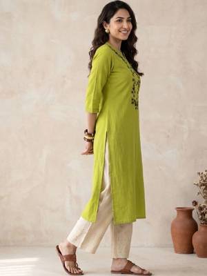 Women ethnic motifs embroidered thread work kurta 3