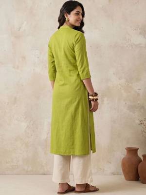 Women ethnic motifs embroidered thread work kurta 4