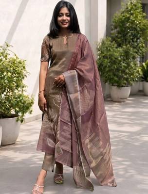 Women floral printed keyhole neck floral chanderi silk kurta 2