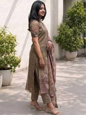 Women floral printed keyhole neck floral chanderi silk kurta 3