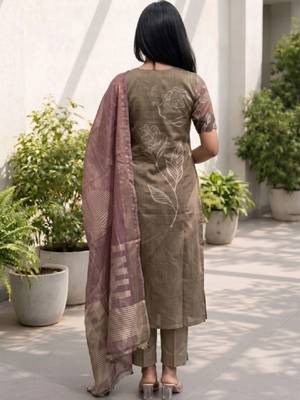 Women floral printed keyhole neck floral chanderi silk kurta 4