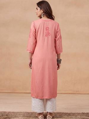 Women embroidered chikankari kurta 4