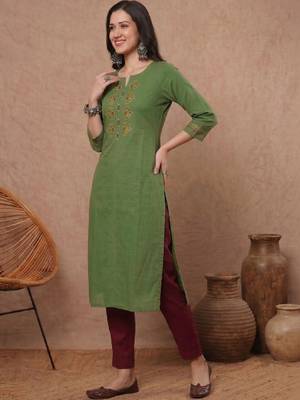 Women embroidered thread work kurta 3