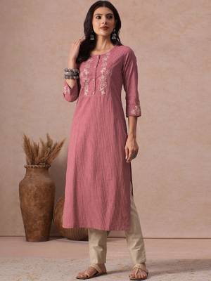 Women straight fit cotton kurta with cordwork floral embroidery on yoke sleeves. 4