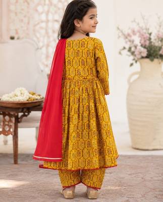 Girls yellow flare suit set 4