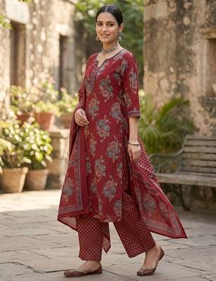 Maroon floral printed straight kurta set for women 3