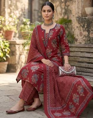 Maroon floral printed straight kurta set for women 4