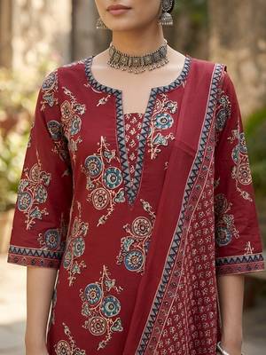 Maroon floral printed straight kurta set for women 5