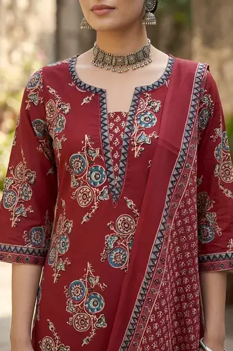 Maroon floral printed straight kurta set for women