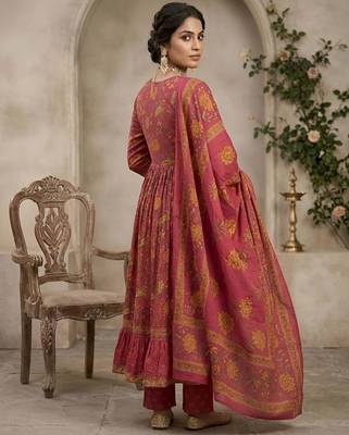 Pink floral printed anarkali kurta set for women 2