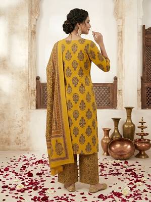 Yellow floral printed straight kurta set for women 2