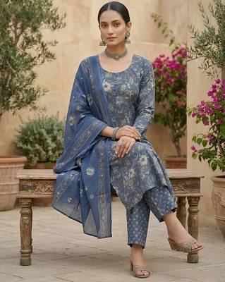 Blue floral printed straight kurta set for women 4