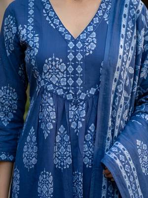 Blue floral printed straight kurta set for women 3