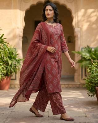 Maroon floral printed straight kurta set for women 2