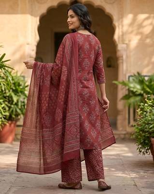 Maroon floral printed straight kurta set for women 3