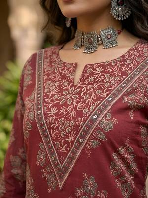 Maroon floral printed straight kurta set for women 4
