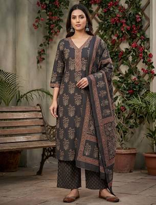 Black floral printed straight kurta set for women 1