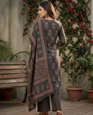 Black floral printed straight kurta set for women 2