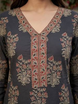 Black floral printed straight kurta set for women 3