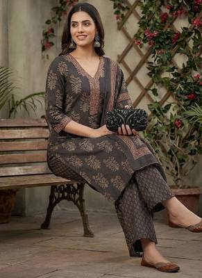 Black floral printed straight kurta set for women 5