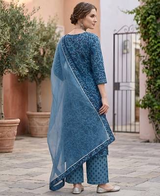 Blue floral printed straight kurta set for women 2
